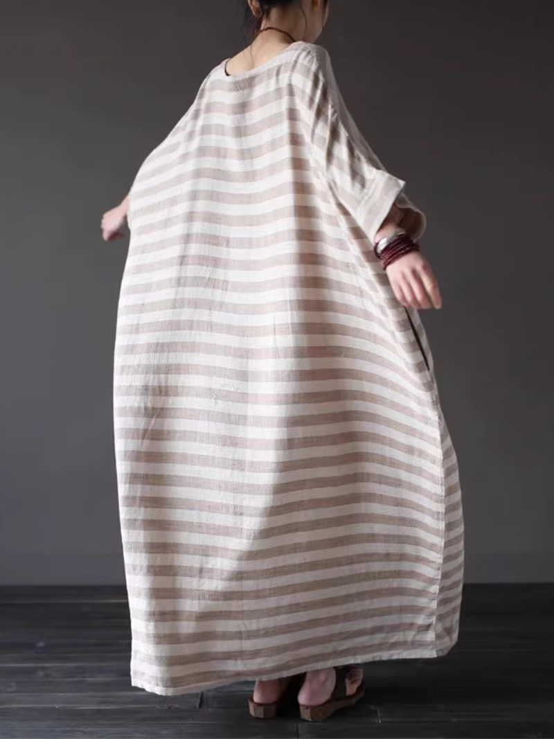  Women's retro flair. gracefully flows for a flattering look Dress